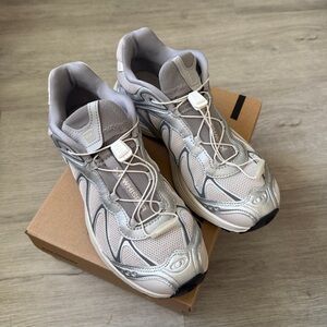 Salomon Xt- whisperer silver / lunar rock  sz. 7.5 in womens, LIKE NEW!